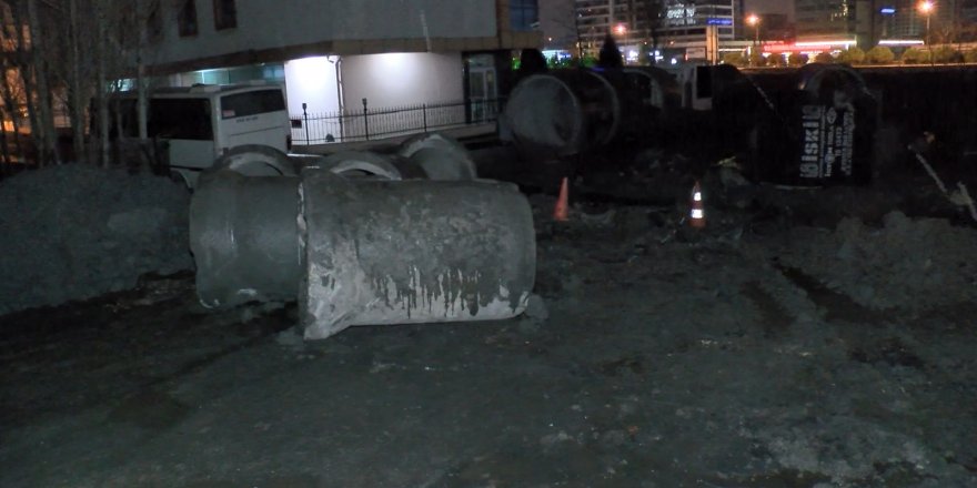 KANALİZASYON ÇALIŞMASINDA BORU PATLADI, CADDE TRAFİĞE KAPATILDI