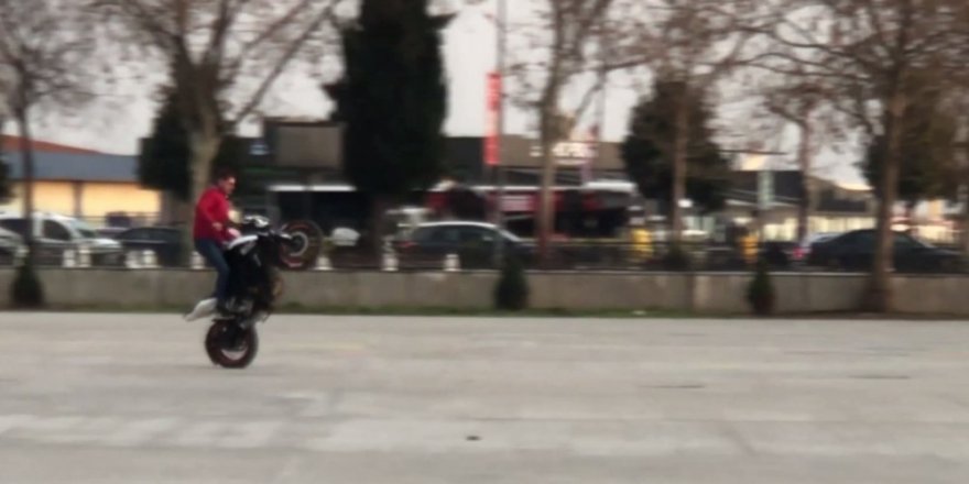 Motosikletli Magandalar Tek Teker Üzerinde İlerledi, İnsanların Hayatını Hiçe Saydılar