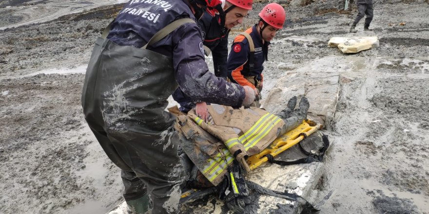 ARNAVUTKÖY'DE POLİSTEN KAÇAN ŞÜPHELİ BATAKLIĞA SAPLANDI