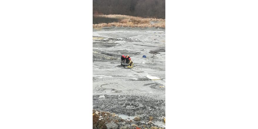 (EK BİLGİLERLE) ARNAVUTKÖY'DE POLİSTEN KAÇAN ŞÜPHELİ BATAKLIĞA SAPLANDI