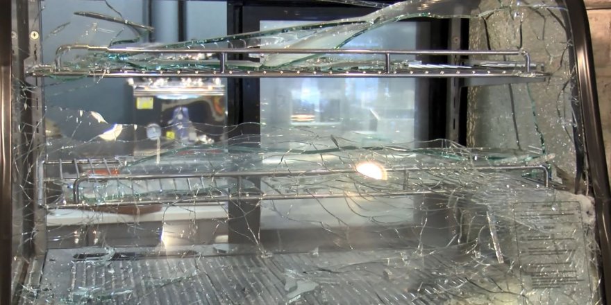 BAYRAMPAŞA'DAKİ BIÇAKLI SALDIRGAN DEHŞETİ: KAFE ÇALIŞANI O ANLARI ANLATTI 