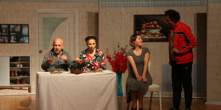 ‘Bizim Evde 2 Devre’ Oyunu Kartallı İzleyicileri Kahkahaya Boğdu