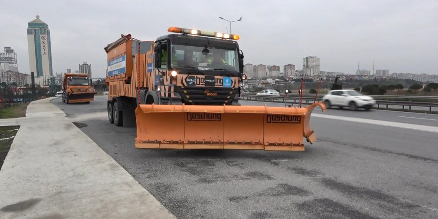 İSTANBUL'DA KAR KÜREME ARAÇLARI HAZIR BEKLİYOR