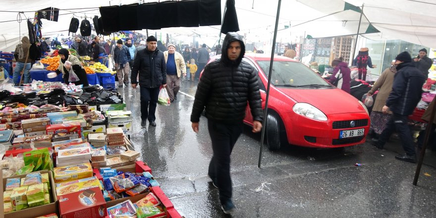 SEMT PAZARININ ORTASINDA OTOMOBİL ENGELİ