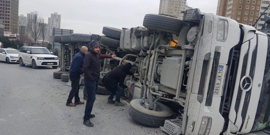 ESENYURT TEM BAĞLANTI YOLU'NDA HAFRİYAT TIRI DEVRİLDİ; UZUN ARAÇ KUYRUKLARI OLUŞTU (1) 