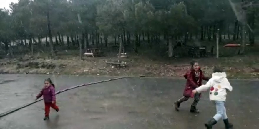 Çocukların Kar Sevinci