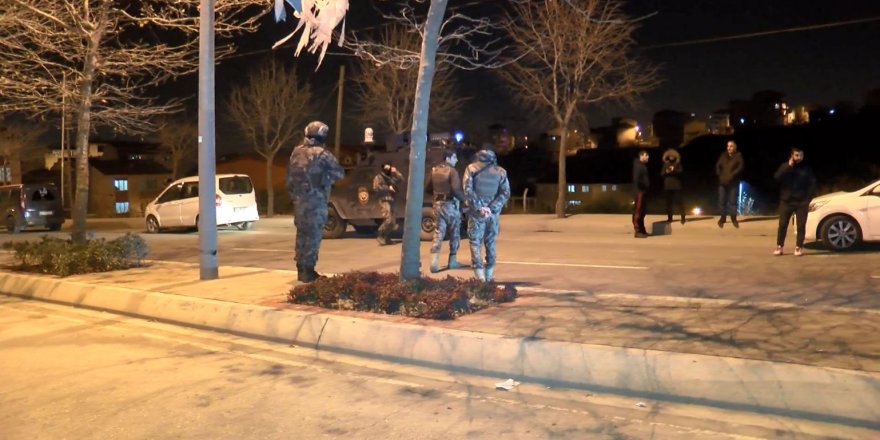 ARNAVUTKÖY'DE BİR MARKETE EL YAPIMI PATLAYICI ATILDI