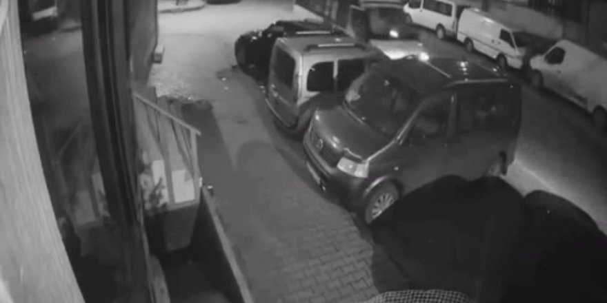 SULTANGAZİ'DE UYUYAKALAN MİNİBÜS SÜRÜCÜSÜ PARK HALİNDEKİ ARAÇLARA ÇARPTI