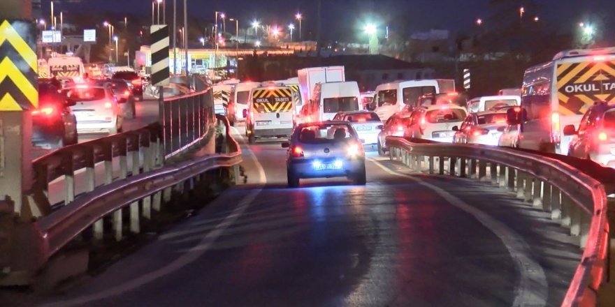 KÜÇÜKÇEKMECE'DE TRAFİKTEN KAÇMAK İÇİN KAZAYA DAVETİYE ÇIKARIYORLAR