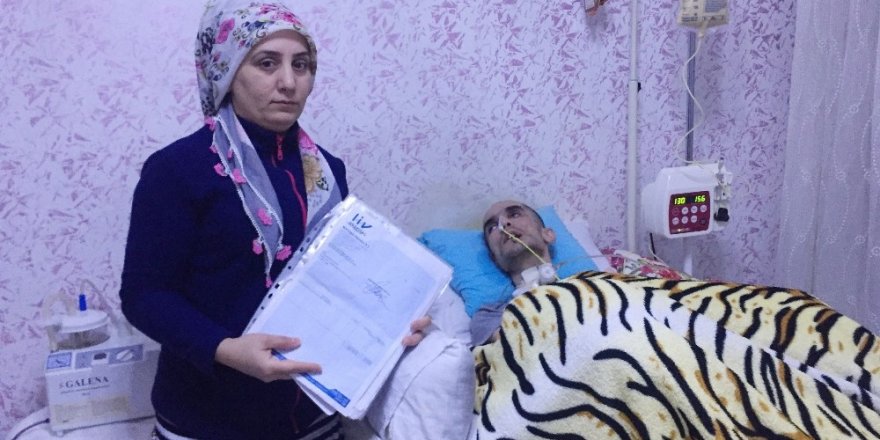 Yatağa Mahkum Olan Eşine Bebek Gibi Bakıyor