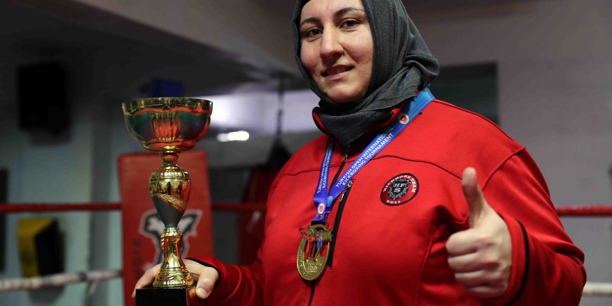 BOKS ELDİVENLERİYLE KADINLARA ÖRNEK OLDU