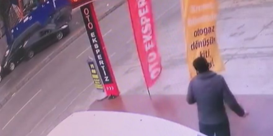 ÜMRANİYE'DE 3 ARACA ÇARPIP KAÇAN OTOMOBİL KAMERADA 