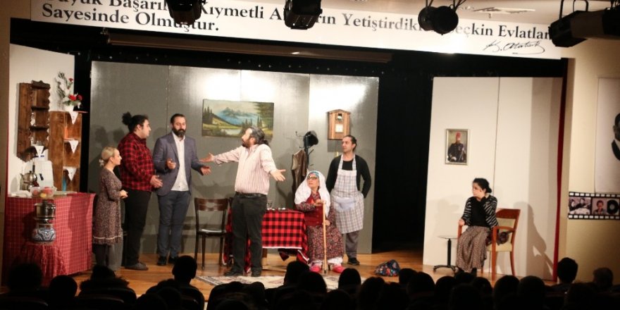 “Ocak” Adlı Tiyatro Oyunu Kartal’da Sahnelendi