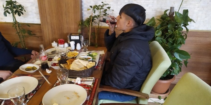 Taksim Metrosunda Uyuyan Genç’e Vali Yerlikaya Sahip Çıktı