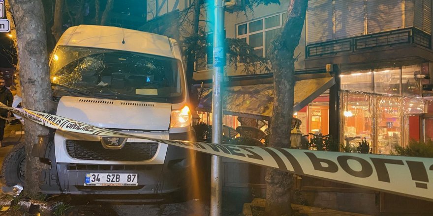 KADIKÖY'DE SERVİS MİNİBÜSÜ KALDIRIMA ÇIKIP AĞACA ÇARPTI