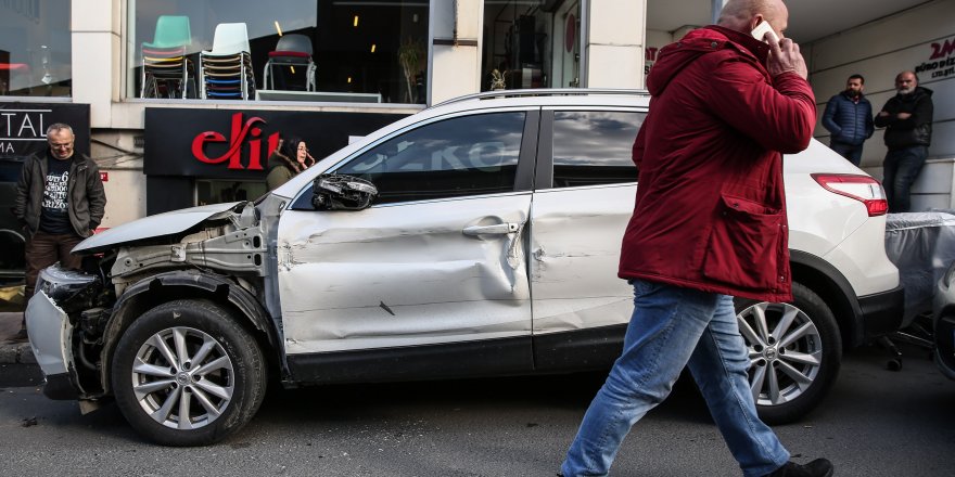KAĞITHANE'DE VATANDAŞLAR ARAZİ ARACIYLA, ÇEKİCİYİ ÇEKTİLER