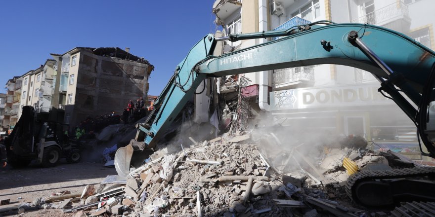 ELAZIĞ'DA ÇÖKEN İKİ BİNADA ARAMA ÇALIŞMALARI SÜRÜYOR