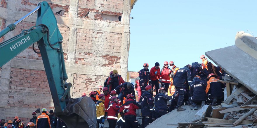 ELAZIĞ'DA ÇÖKEN İKİ BİNADA ARAMA ÇALIŞMALARI SÜRÜYOR (2)