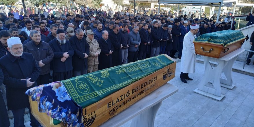 ELAZIĞ'DA DEPREMDE ÖLEN ANNE VE OĞLU TOPRAĞA VERİLDİ