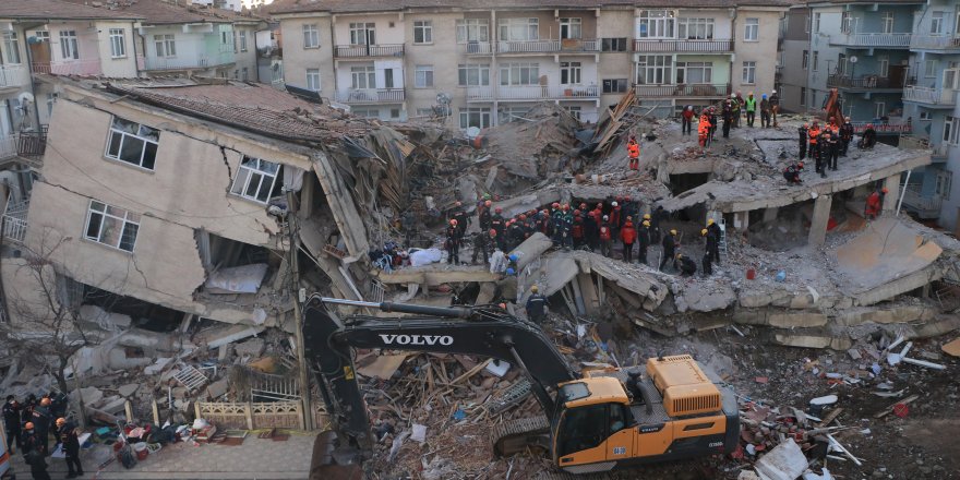 SÜRSÜRÜ MAHALLESİ'NDEKİ ENKAZDA 9 KİŞİYE ULAŞMA ÇALIŞMALARI SÜRÜYOR