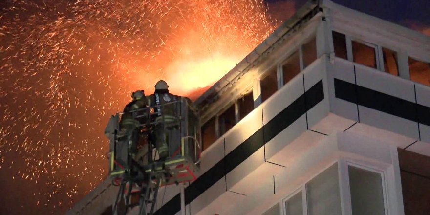 GAZİOSMANPAŞA'DA 4 KATLI BİR BİNANIN ÇATI KATI ALEV ALEV YANDI