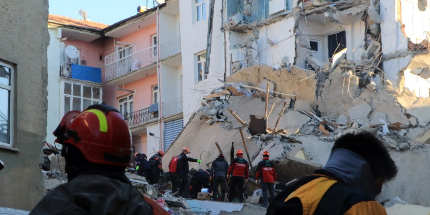 MUSTAFA PAŞA MAHALLESİ'NDEKİ ENKAZDA BİR KADIN ARANIYOR