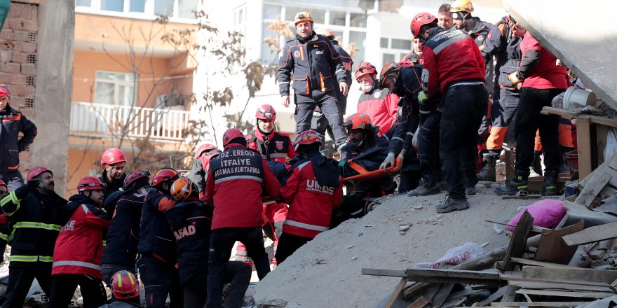 MUSTAFA PAŞA MAHALLESİ'NDE, ENKAZDAKİ KADIN ARANIYOR (3)