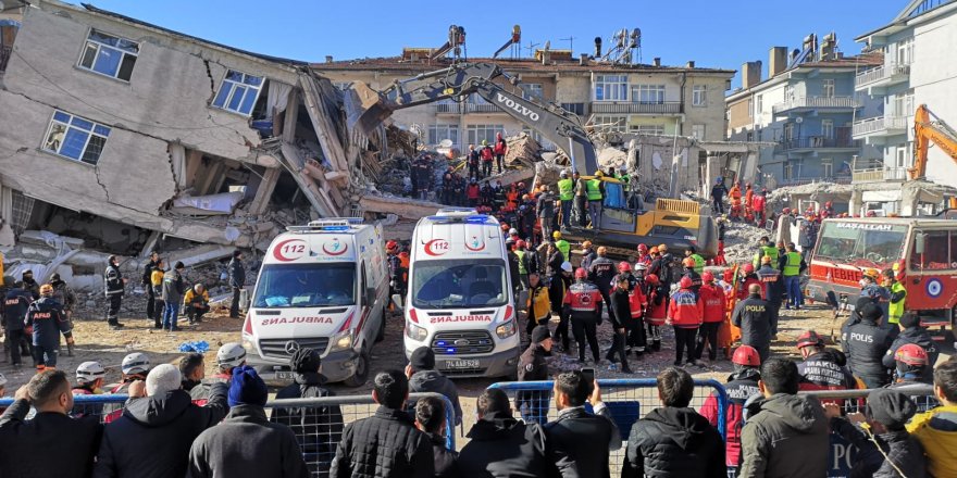 SÜRSÜRÜ MAHALLESİ'NDEKİ ENKAZDAN 1 KADININ CANSIZ BEDENİ ÇIKARILDI