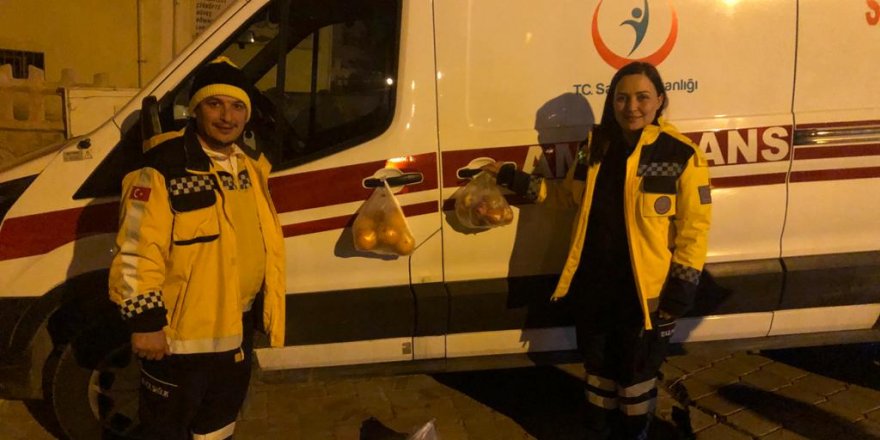 DEPREM BÖLGESİNDE, SAĞLIKÇILAR İÇİN AMBULANS KAPISINA MEYVE POŞETİ ASTILAR
