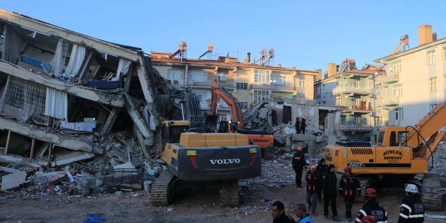 SÜRSÜRÜ'DE, ENKAZDA KALAN 2 KİŞİYİ KURTARMA ÇALIŞMALARI SÜRÜYOR