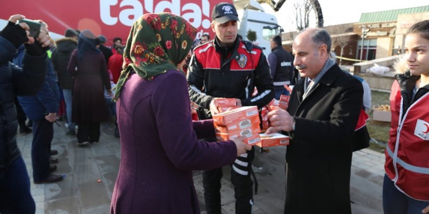 EMNİYETTEN DEPREMZEDELERE GÜNLÜK 50 BİN PAKET KUMANYA