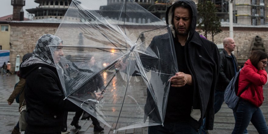 İSTANBUL'DA YAĞMUR