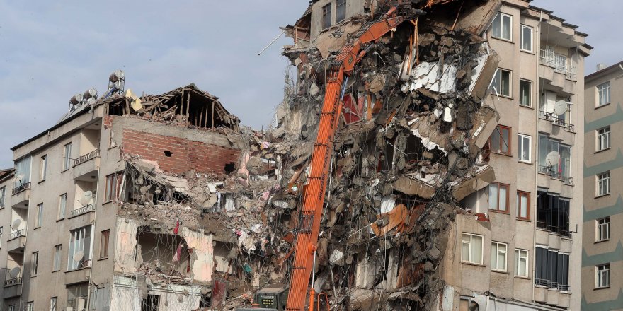 ELAZIĞ'DAKİ RİSKLİ BİNANIN YIKIMI SÜRÜYOR