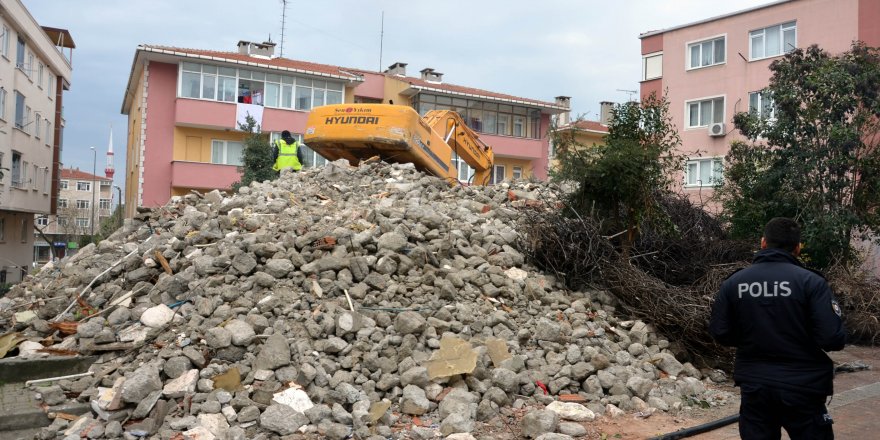 AVCILAR'DA YIKILIP YENİLENMEYİ BEKLEYEN RİSKLİ 140 BİNA VAR