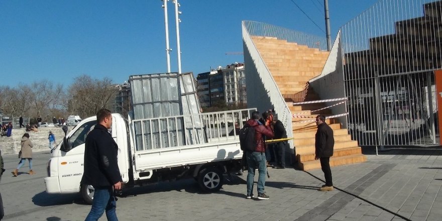 Taksim’de İzin Alınmadan Kurulan Sergi Platformunun Sökümüne Başlandı