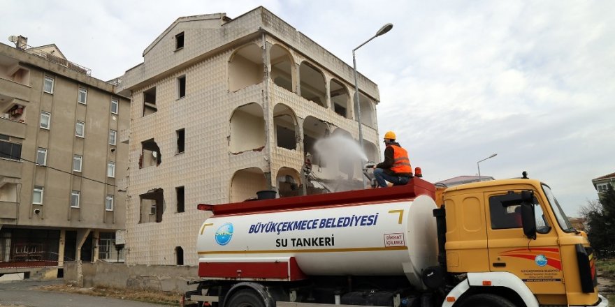 Deprem Riski Taşıyan 4 Katlı Bina Yıkıldı