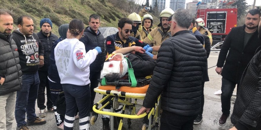 Üsküdar’da Kamyonet Tıra Arkadan Çarptı: 2 Yaralı