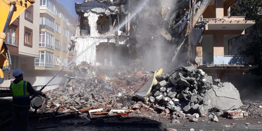 Bahçelievler’de Ağır Hasarlı Binaların Yıkımına Devam Ediliyor