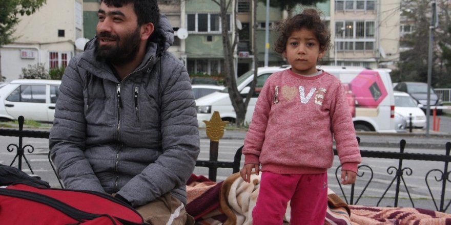 Fatih’te Bekleyen Mülteciler Geceyi Çimlerin Üzerinde Geçirdi