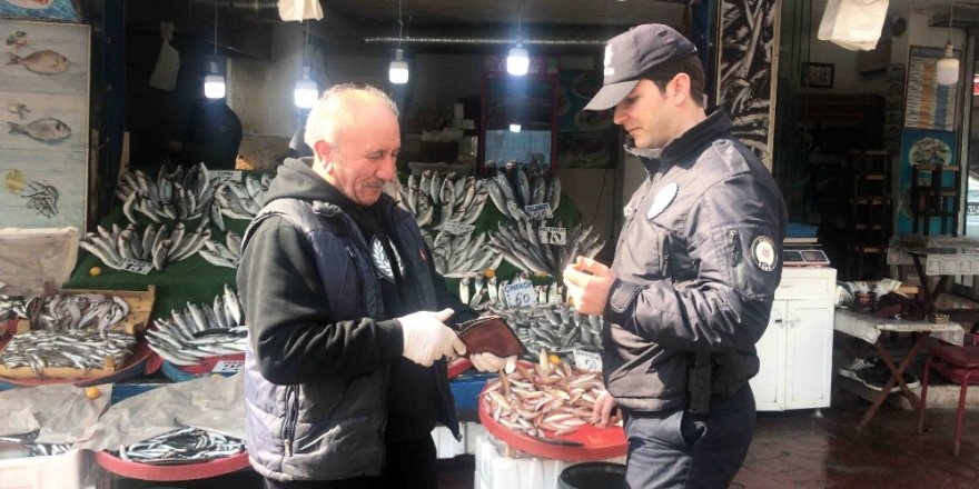 İstanbul’da Polis Sokağa Çıkma Yasağına Uymayan Yaşlıları Uyardı