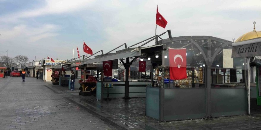 Tarihi Eminönü Balık Ekmek Tekneleri De Gel-al Servise Döndü