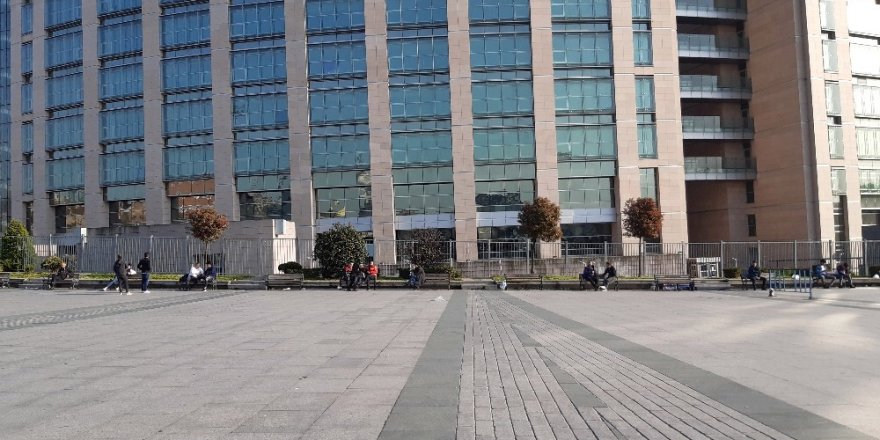 İstanbul Adliyesi Önündeki Banklar Boş Kalmadı