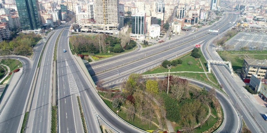 Sokağa Çıkma Yasağının Ardından Boş Kalan Tem Ve E-5 Havadan Görüntülendi