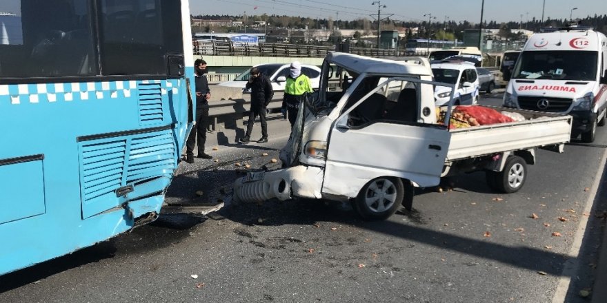 Edirnekapı’da Kamyonet Özel Halk Otobüsüne Çarptı: 2 Yaralı