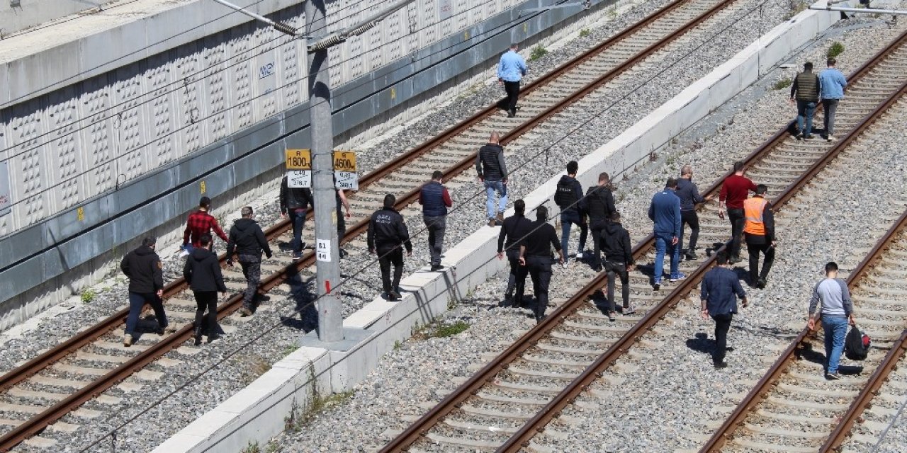 "çantamda Bomba Var" Diyerek Tren Raylarına Oturdu