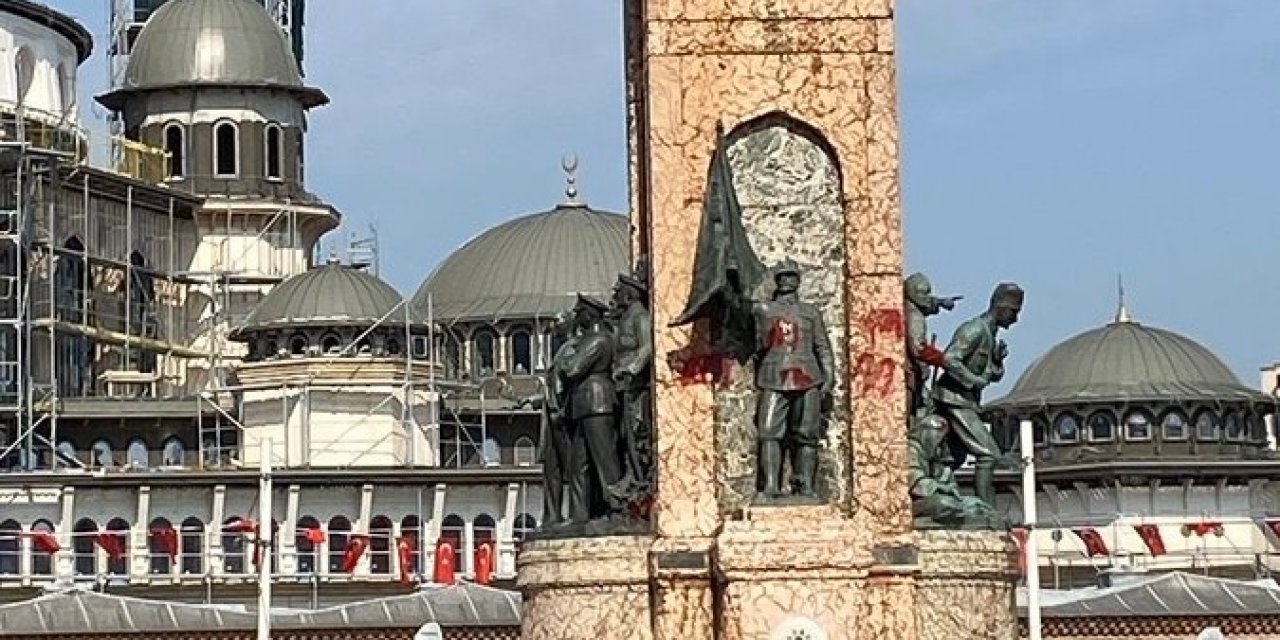 TAKSİM’DEKİ ATATÜRK ANITI’NA KIRMIZI BOYALI SALDIRI