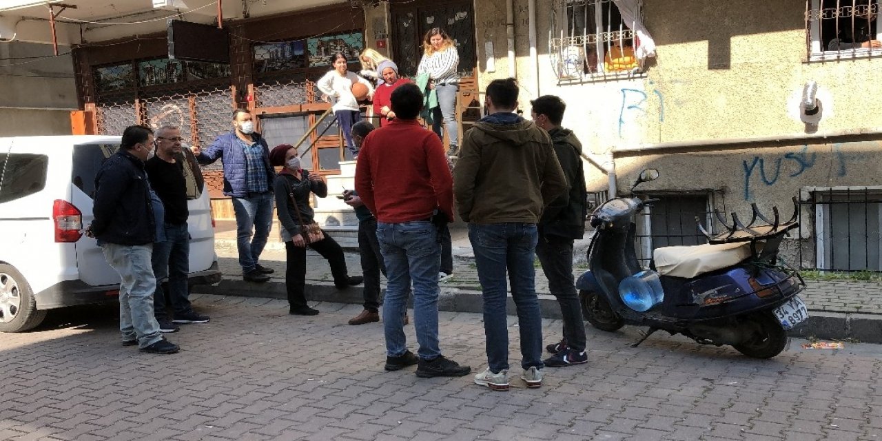 Uzun Namlulu Silahlarla Apartmana Giren Kişiler Mahalleliyi Sokağa Döktü