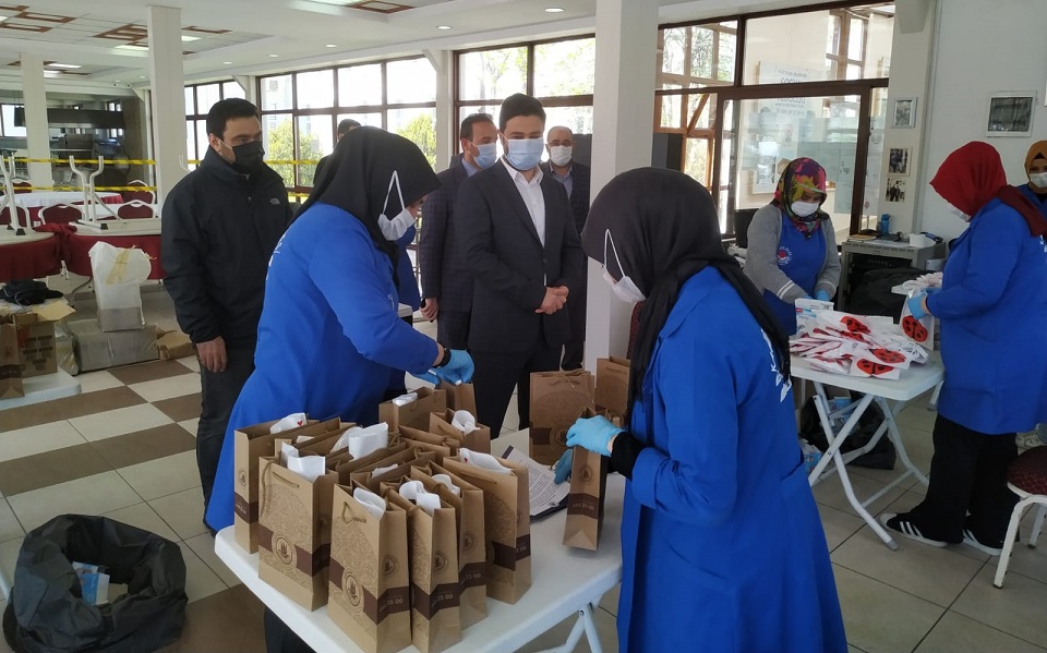 KAĞITHANE’DE GÜNLÜK 10 BİN MASKE ÜRETİLİYOR