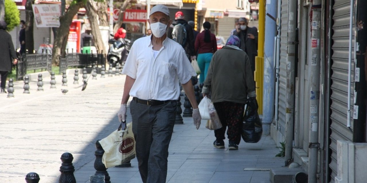 İstanbul'da Vatandaşlar Marketlere Akın Etti