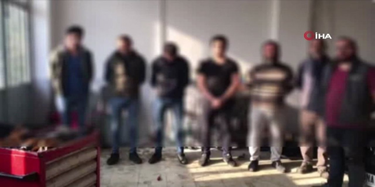 Otomobil Hırsızları Çaldıkları Aracı Parçalarken Böyle Yakalandı